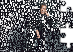 George Clooney, Strój, Tło, Grochy