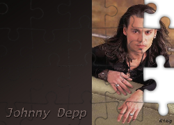 Johnny Depp,długie włosy, dłonie