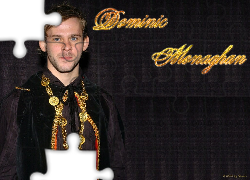 Dominic Monaghan,ciemny strój, złoty łańcuch