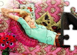 Drew Barrymore, poduszki, kwiatki