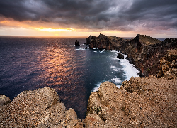 Portugalia, Wyspa Madera, Półwysep Świętego Wawrzyńca, Morze, Skały, Klify, Zachód słońca, Chmury