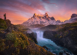 Góry, Torres Del Paine, Rzeka, Skały, Wodospad, Człowiek, Rośliny, Mech, Niebo, Zachód słońca, Park Narodowy Torres Del Paine, Chile