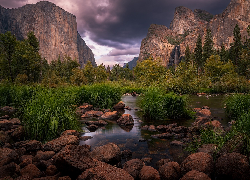 Stany Zjednoczone, Kalifornia, Park Narodowy Yosemite, Góry, Rzeka, Kamienie, Chmury, Trawa, Roślinność