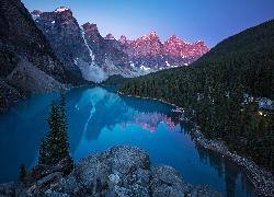 Góry, Canadian Rockies, Drzewa, Skały, Park Narodowy Banff, Jezioro Moraine, Alberta, Kanada