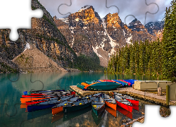 Jezioro, Moraine Lake, Kajaki, Pomost, Las, Drzewa, Góry, Park Narodowy Banff, Prowincja Alberta, Kanada