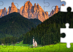 Włochy, Południowy Tyrol, Góry, Dolomity, Kościół św Jana, Wieś, Santa Maddalena, Dolina Val di Funes, Drzewa, Trawa