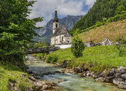 Park Narodowy Berchtesgaden, Ramsau bei Berchtesgaden, Góry, Kościół św Sebastiana, Drzewa, Rzeka Ramsauer Ache, Most, Bawaria, Niemcy