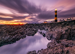 Skały, Latarnia morska, Saint Johns Point Lighthouse, Zachód słońca, Chmury, Irlandia