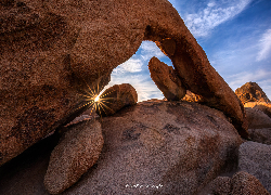 Skały, Formacja Arch Rock, Niebo, Promienie słońca, Park Narodowy Joshua Tree, Stan Kalifornia, Stany Zjednoczone