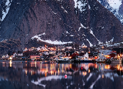 Norwegia, Lofoty, Morze, Góry, Skały, Zima, Domy, Oświetlone, Odbicie