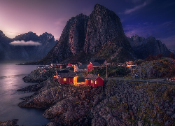 Noc, Góry, Morze Norweskie, Oświetlone, Domy, Wyspa Moskenesoya, Wieś Hamnoy, Lofoty, Norwegia