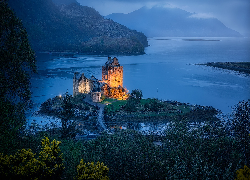 Szkocja, Zamek, Eilean Donan, Oświetlony, Wyspa, Jezioro, Loch Duich, Drzewa