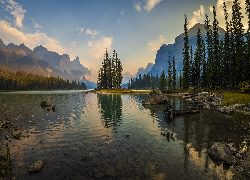Park Narodowy Jasper, Jezioro, Maligne Lake, Góry, Drzewa, Lasy, Chmury, Odbicie, Alberta, Kanada