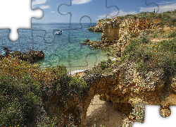 Portugalia, Wybrzeże, Region Algarve, Plaża Praia dos Arrifes, Klify, Skały, Roślinność, Morze, Motorówka