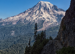 Ośnieżone, Góry, Stratowulkan Mount Rainier, Drzewa, Świerki, Skały, Park Narodowy Mount Rainier, Stan Waszyngton, Stany Zjednoczone