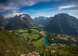 Góry, Dolina, Romsdalen, Rzeka Rauma, Domy, Las, Drzewa, Chmury, Norwegia