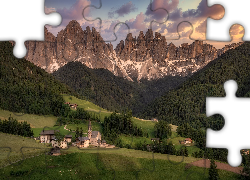 Góry, Dolomity, Masyw Odle, Wieś, Santa Maddalena, Dolina Val di Funes, Drzewa, Lasy, Zabudowania, Kościół, Włochy