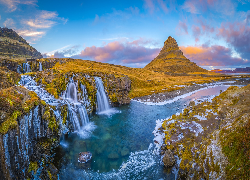 Góra Kirkjufell, Rzeka, Wodospad Kirkjufellsfoss, Chmury, Islandia