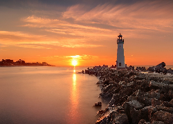 Morze, Latarnia morska, Walton Lighthouse, Kamienie, Brzeg, Chmury, Wschód słońca, Santa Cruz, Stan Kalifornia, Stany Zjednoczone
