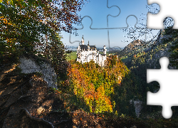 Niemcy, Bawaria, Zamek Neuschwanstein, Skały, Lasy, Drzewa, Jesień