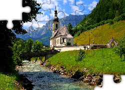 Niemcy, Bawaria, Park Narodowy Berchtesgaden, Ramsau bei Berchtesgaden, Góry Alpy, Kościół św. Sebastiana, Rzeka Ramsauer Ache, Mostek