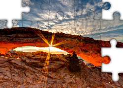 Skały, Łuk, Mesa Arch, Park Narodowy Canyonlands, Promienie słońca, Wschód, Stan Utah, Stany Zjednoczone