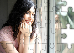 Uśmiechnięta, Brunetka, Okno