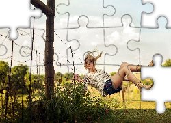 Unosząca, Się, Kobieta, Kolczaste, Ogrodzenie