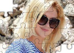 Blondynka, Okulary, Skały