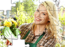 Uśmiechnięta, Blondynka, Ogród, Kwiaty