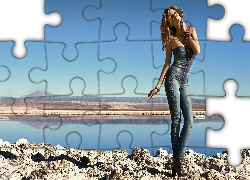 Kobieta, Jezioro, Kamienie, Góry, Lasy, Jeansy