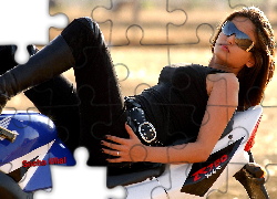 Sneha Ullal, Okulary