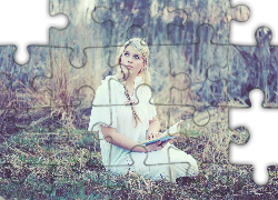 Kobieta, Blondynka, Książka