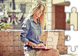 Uśmiechnięta, Kobieta, Blondynka, Laptop