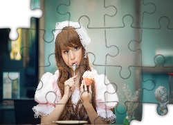 Zamyślona, Dziewczyna, Łyżeczka, Babeczka, Talerzyk