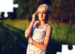 Zamyślona, Kobieta, Blondynka