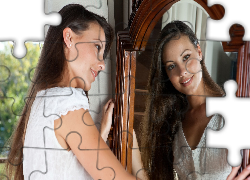 Uśmiechnięta, Dziewczyna, Odbicie, W, Lustrze