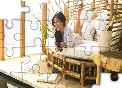 Uśmiechnięta, Brunetka, Okulary, Łóżko