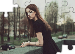 Zamyślona ,Kobieta, Brunetka, Czarna, Sukienka