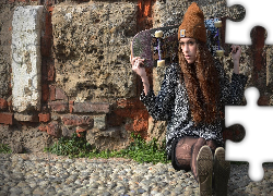 Siedząca, Kobieta, Deskorolka, Mur, Kamienie