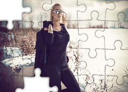 Blondynka, Śnieg, Okulary