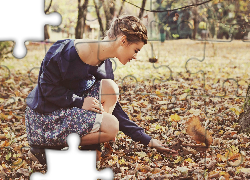 Kobieta, Szatynka, Park, Wiewiórka