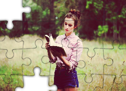 Kobieta, Brunetka, Książka