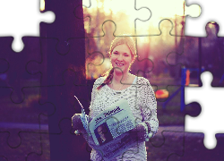 Uśmiechnięta ,Kobieta, Blondynka, Rękawiczki, Gazeta