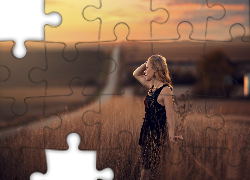 Zamyślona, Blondynka, Łąka, Droga