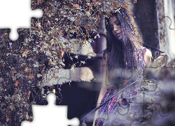 Zamyślona, Brunetka