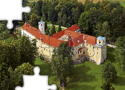 Pałac w Trzebieszowicach, Hotel Zamek na Skale, Wieś Trzebieszowice, Dolnośląskie, Polska, Drzewa