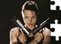 Angelina Jolie, pistolety