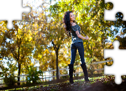 Brunetka, Korale, Kozaki, Uśmiech