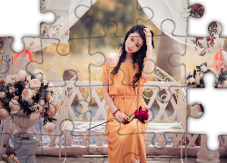 Brunetka, Róże, Ławka